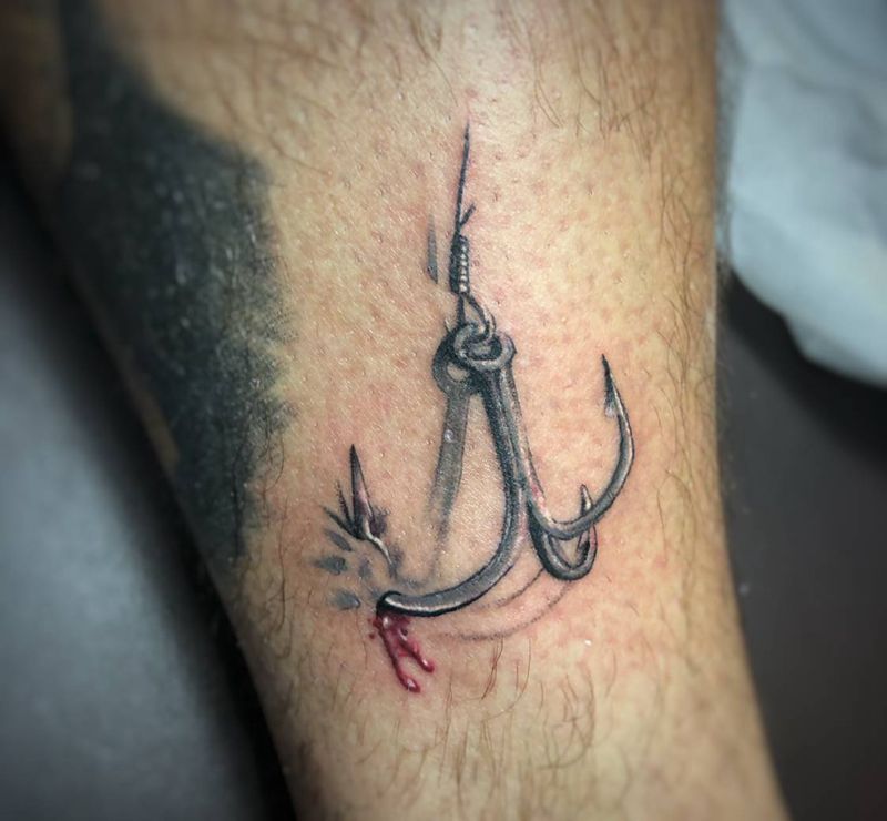 鱼钩纹身图片_腿部纹身图案