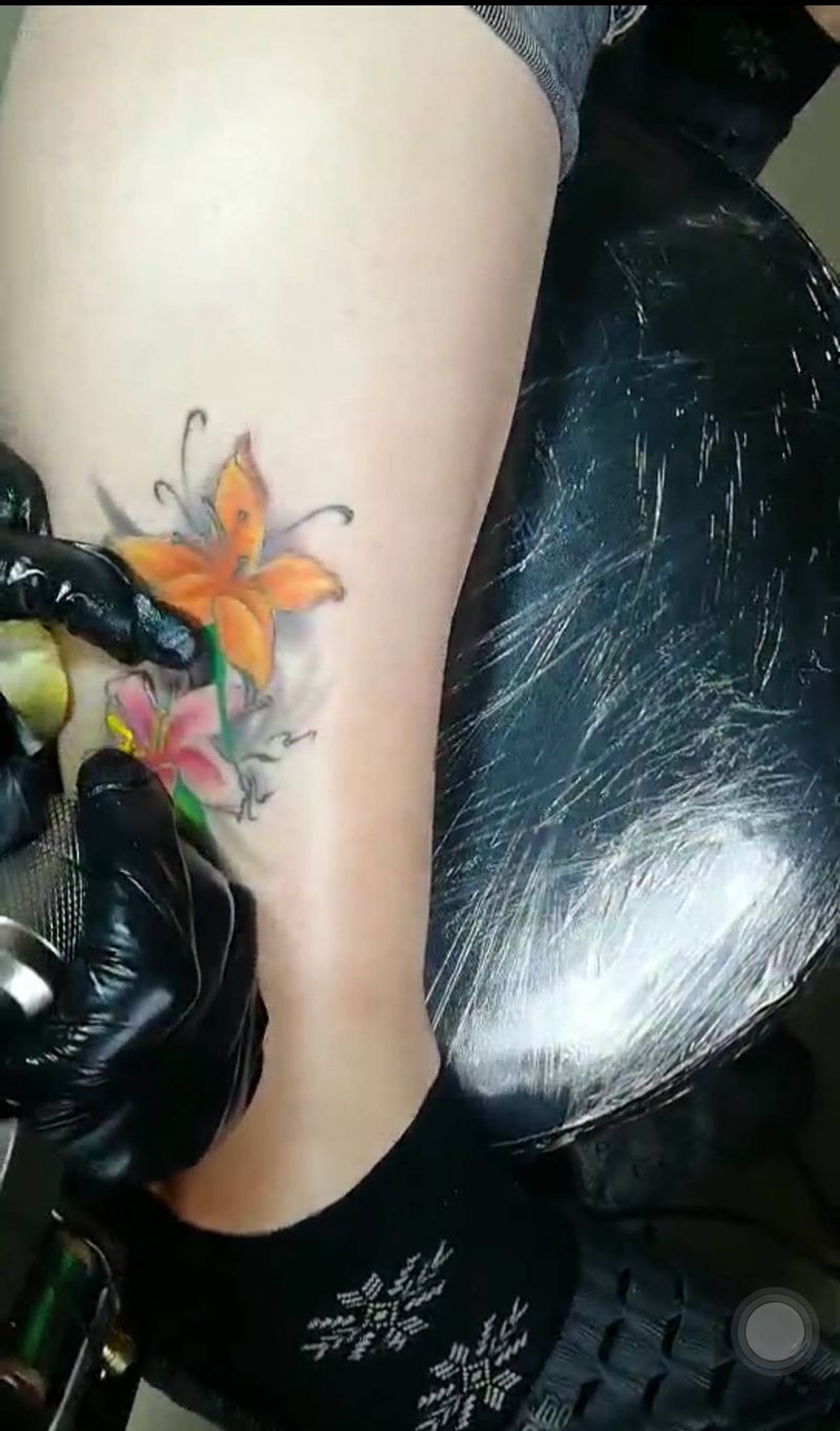 林刺青  美女小腿百合花纹身图片_腿部新传统纹身图案