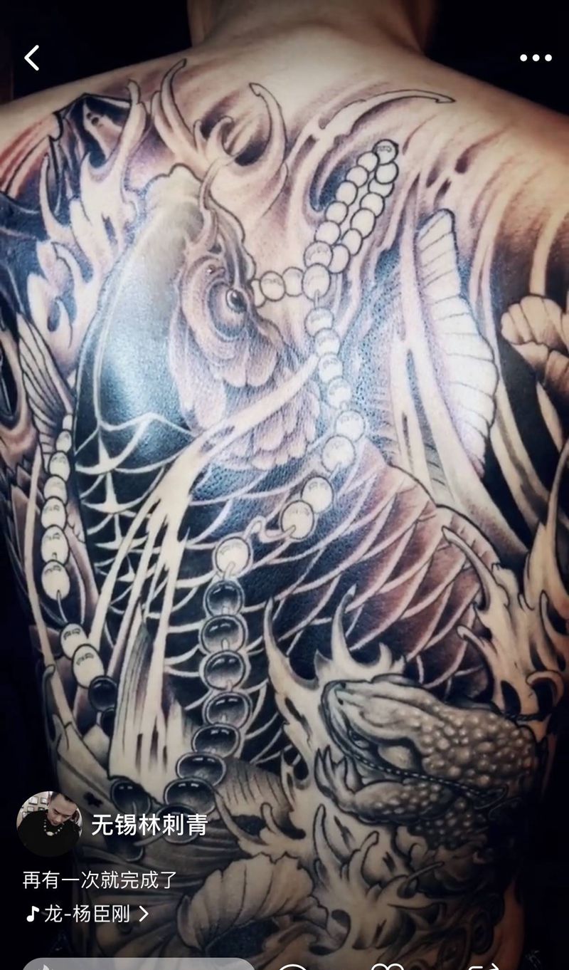 鱼纹身图片_背部纹身图案