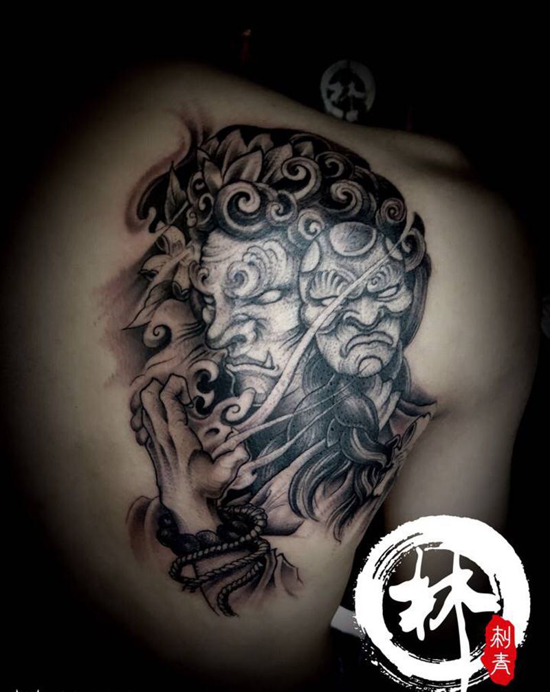 无名纹身图片_背部纹身图案