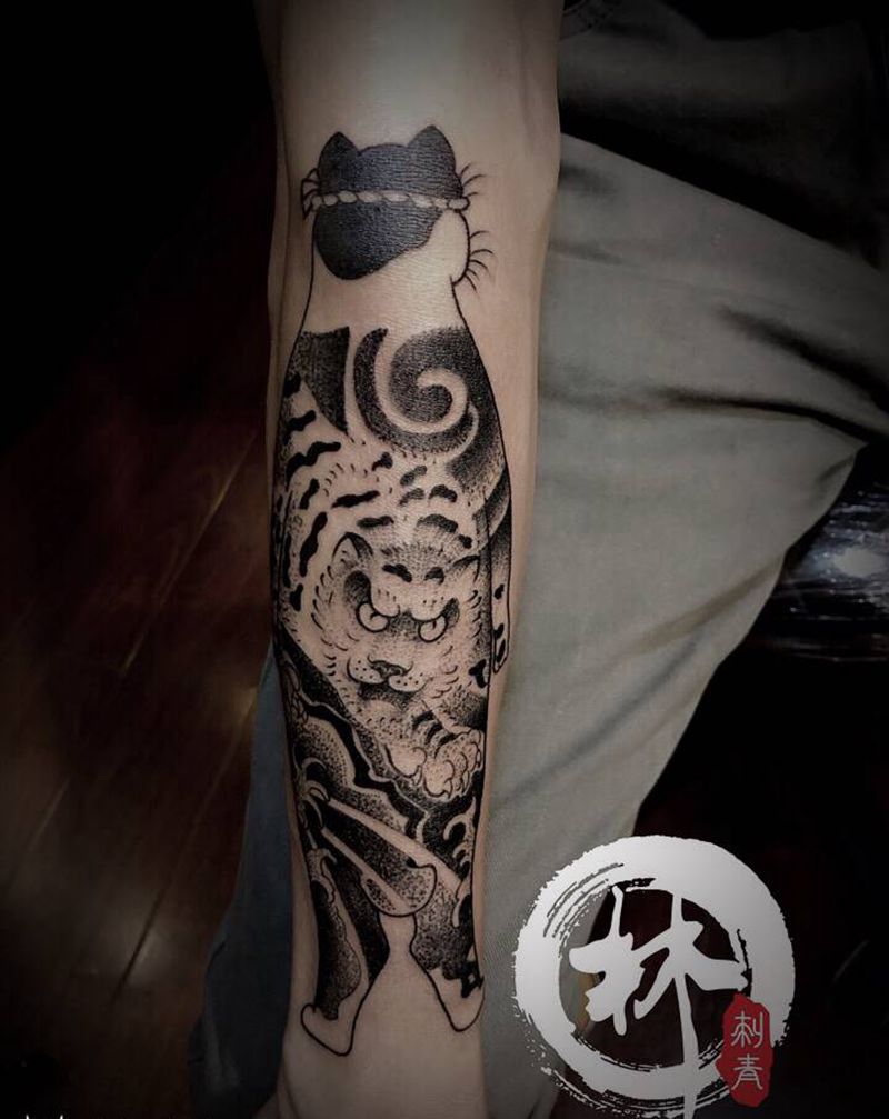纹身猫纹身图片_手臂老传统点刺纹身图案
