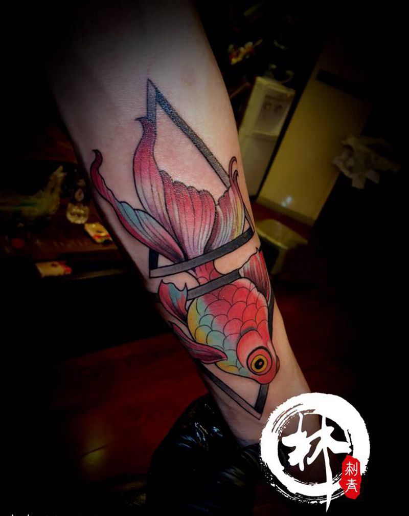 金鱼纹身图片_手臂New School纹身图案