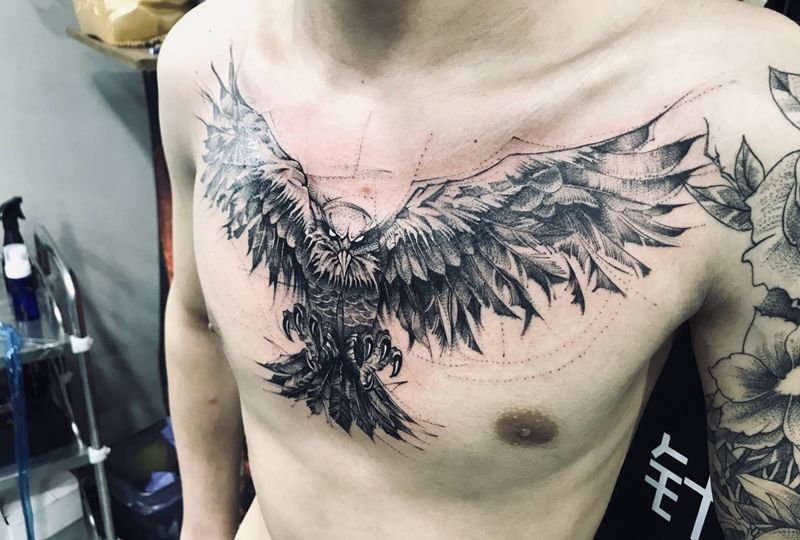 鹰纹身图片_胸部纹身图案