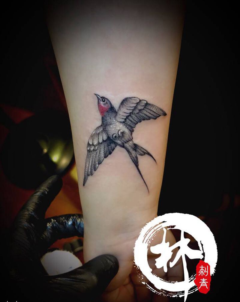 燕子纹身图片_手臂点刺新传统纹身图案