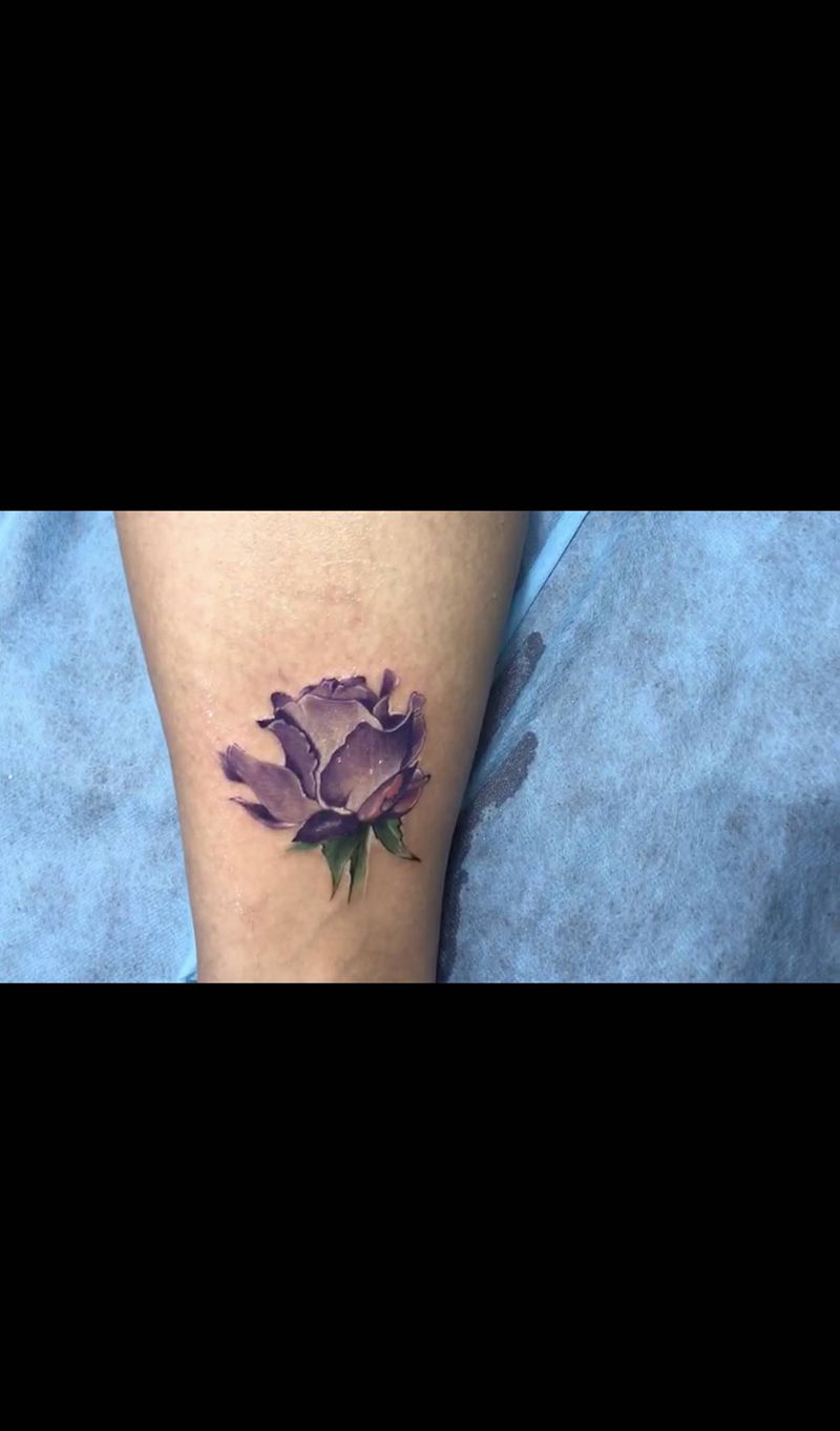 彩色玫瑰纹身图片_腿部水彩纹身图案