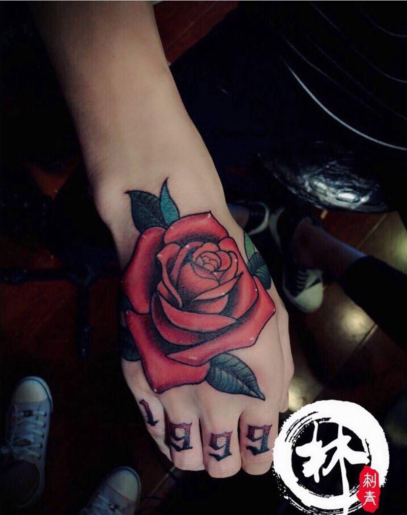 花纹身图片_手部Old School纹身图案