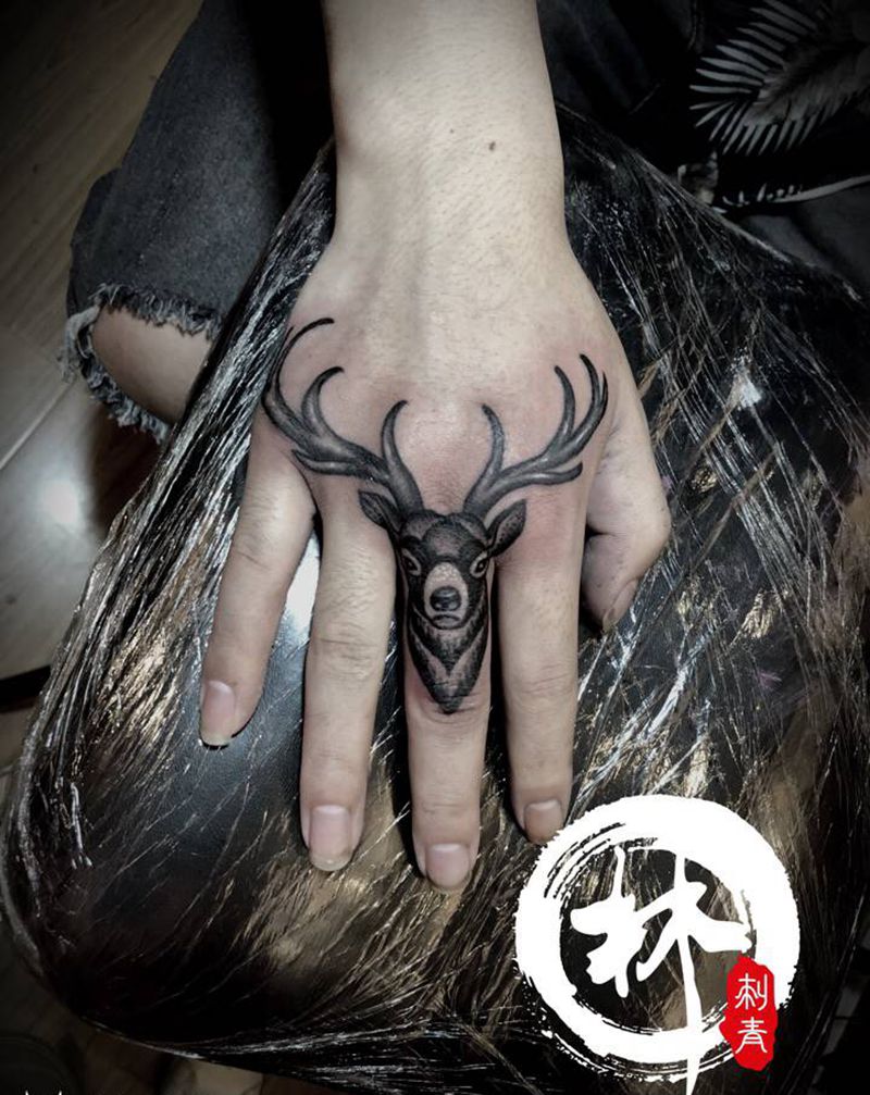 鹿纹身图片_手部新传统纹身图案