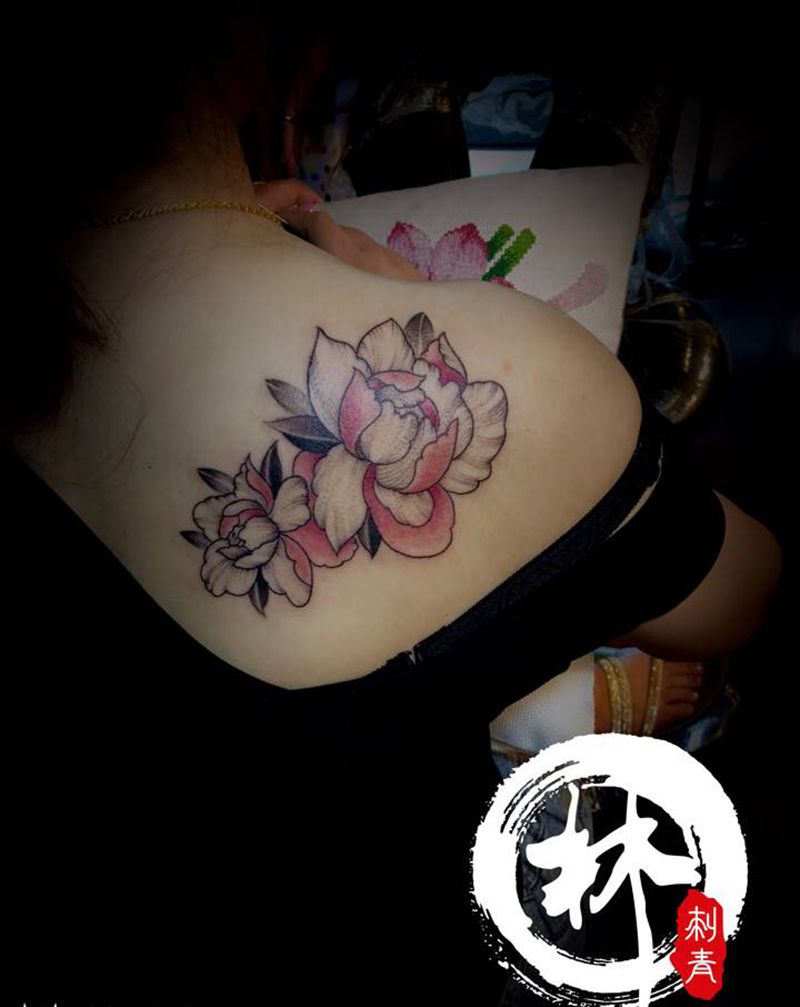 素花纹身图片_肩部腿部新传统纹身图案