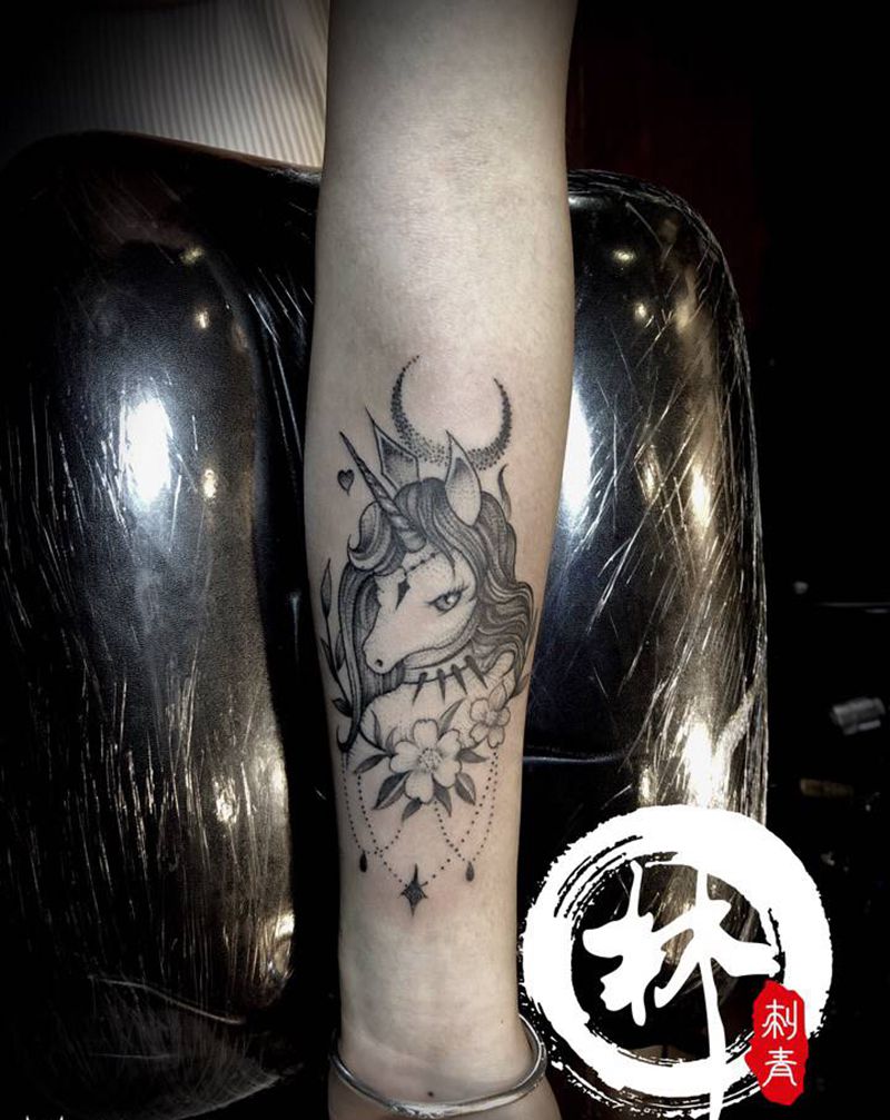 独角兽纹身图片_手臂新传统纹身图案