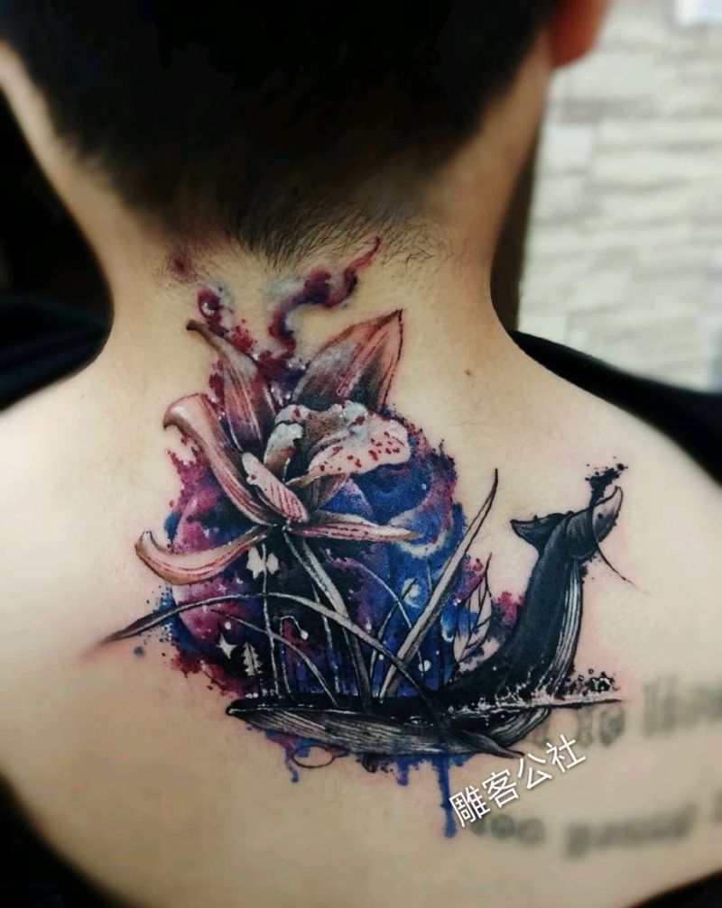 波澜(兰)不惊(鲸)纹身图片_颈部水彩纹身图案