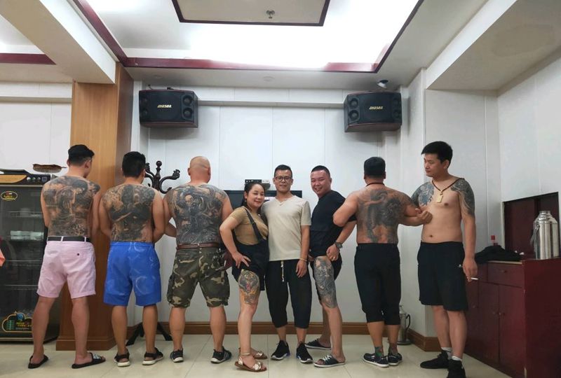 满背纹身图片_背部腿部新传统欧美写实纹身图案