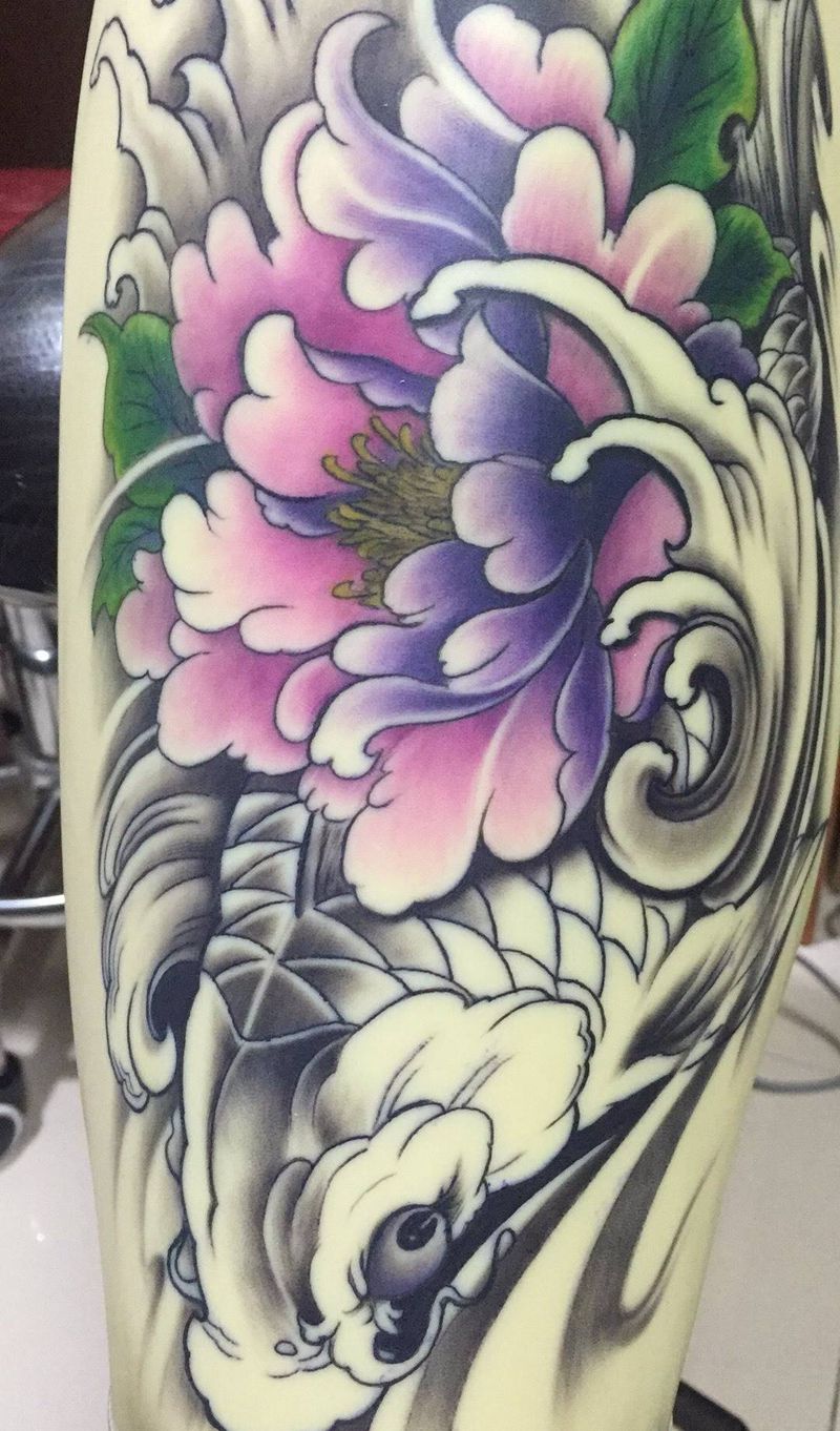 彩色鲤鱼牡丹花纹身图片
