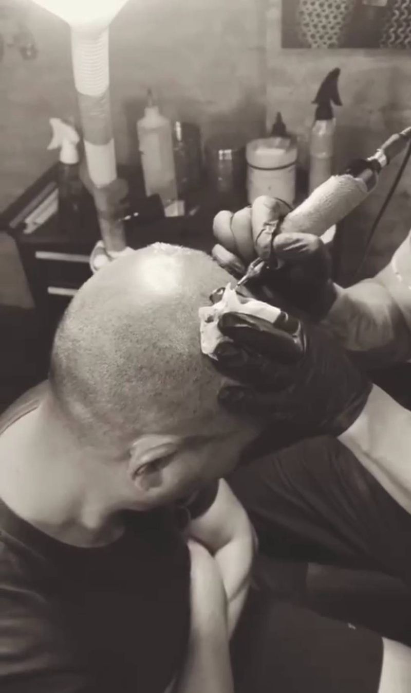 头发纹身图片_颈部欧美写实点刺纹身图案