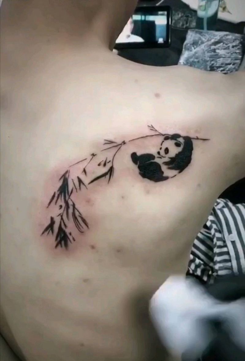 熊猫抱竹纹身图片_背部水墨纹身图案