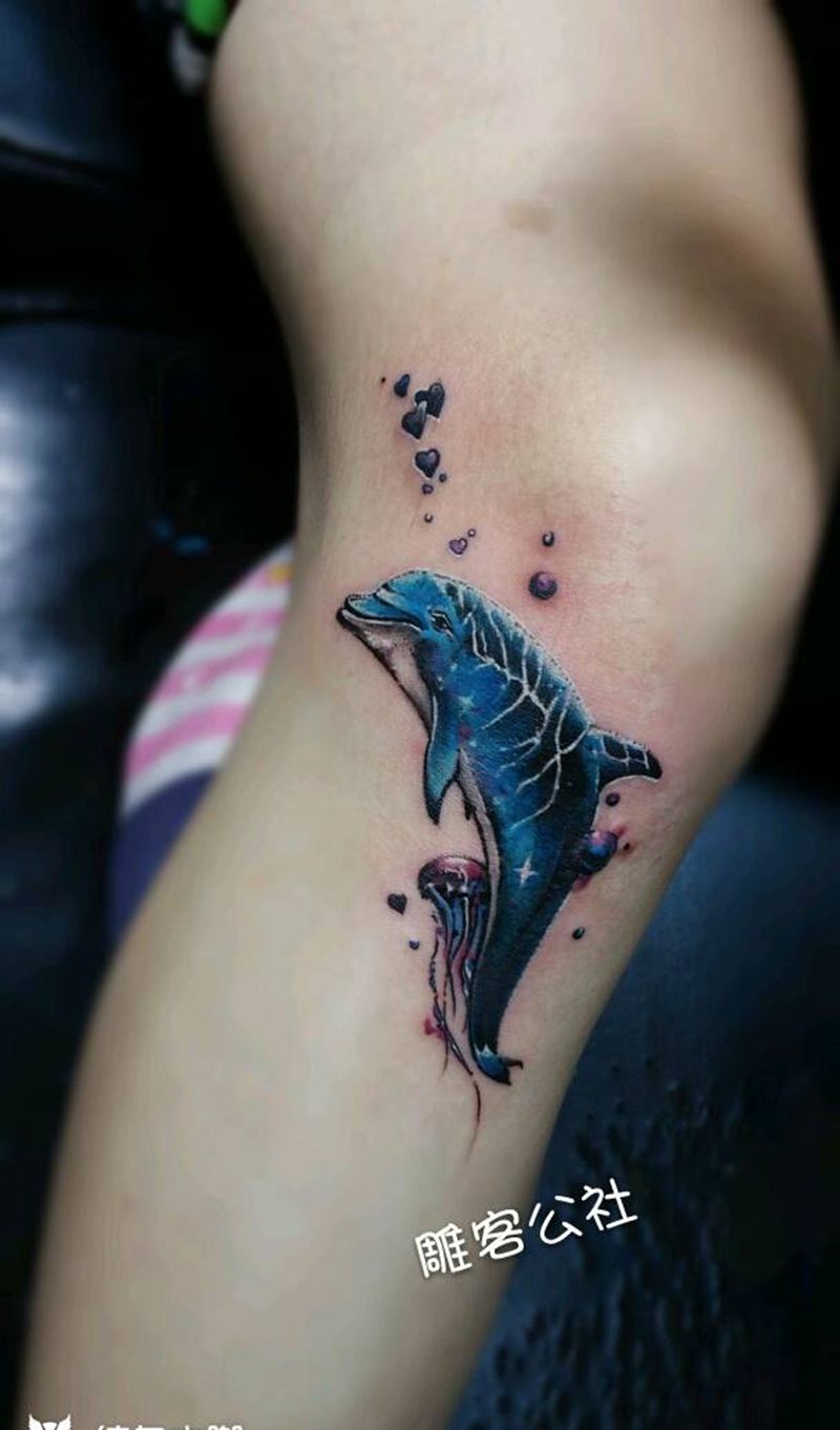 海豚纹身图片_腿部清新写实动物纹身图案
