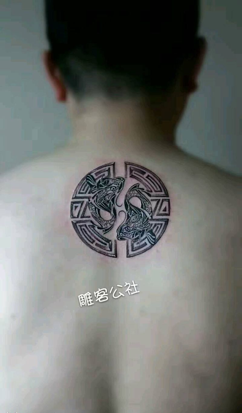 双鱼座纹身图片_背部传统动物图腾纹身图案