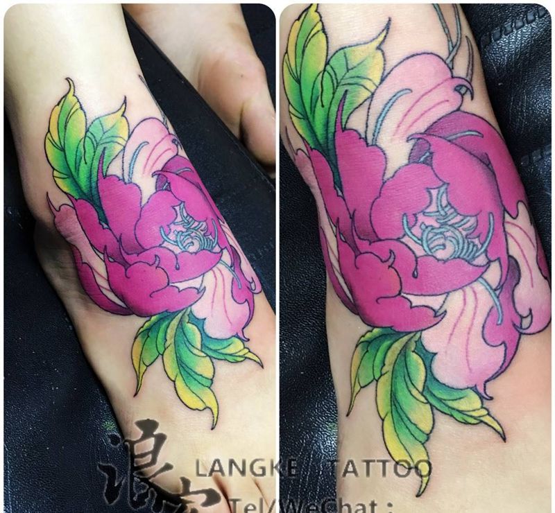 花儿纹身图片_传统植物腿部成品纹身图案