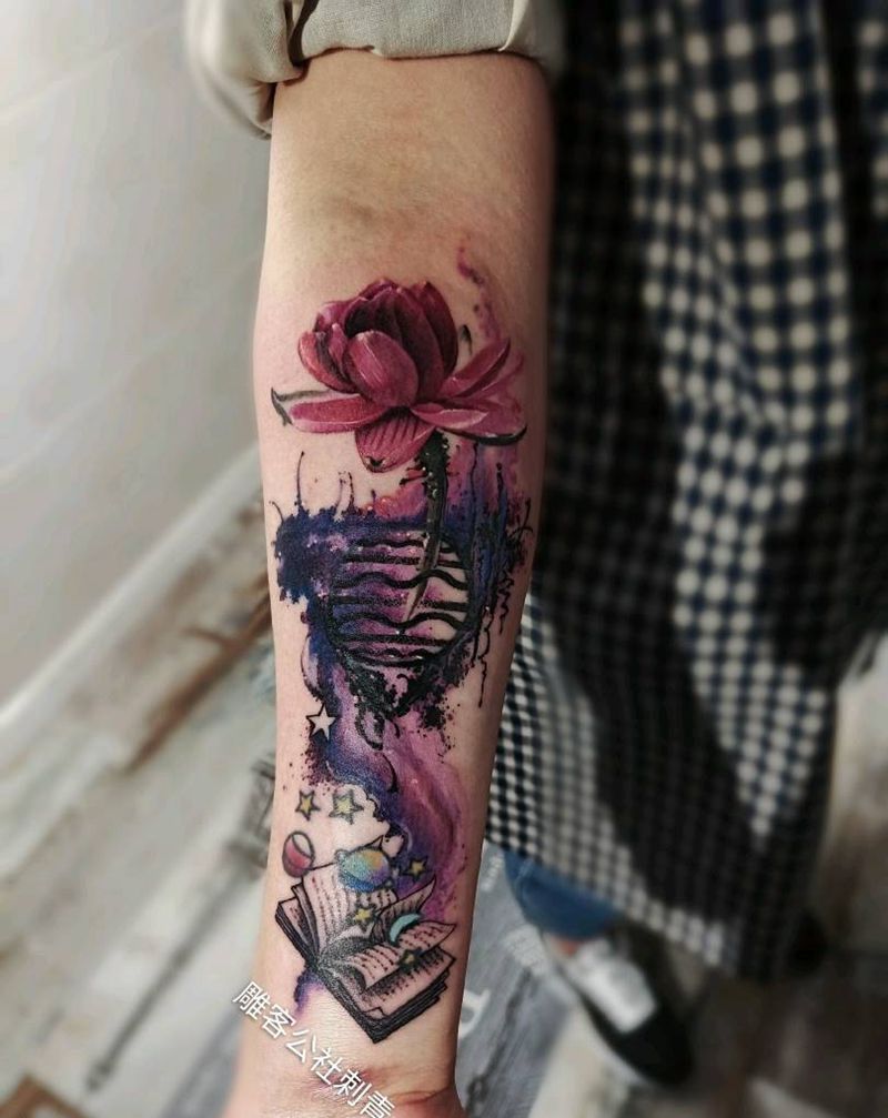 水彩莲花星空纹身图片_手臂水彩纹身图案