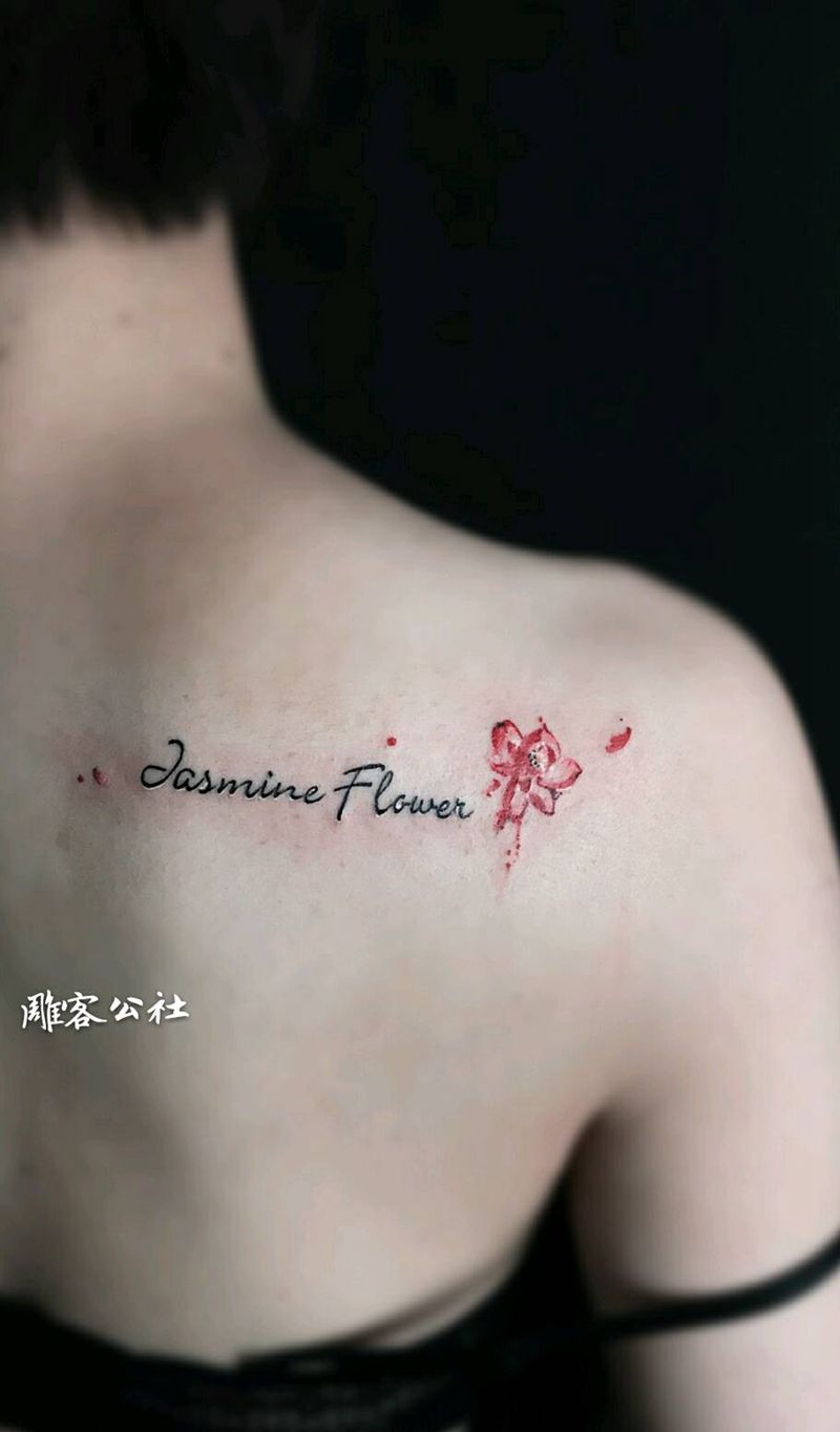 字母茉莉花纹身图片_背部清新字符纹身图案