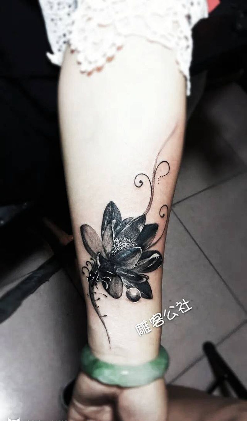 黑莲盖疤纹身图片_手臂欧美写实纹身图案