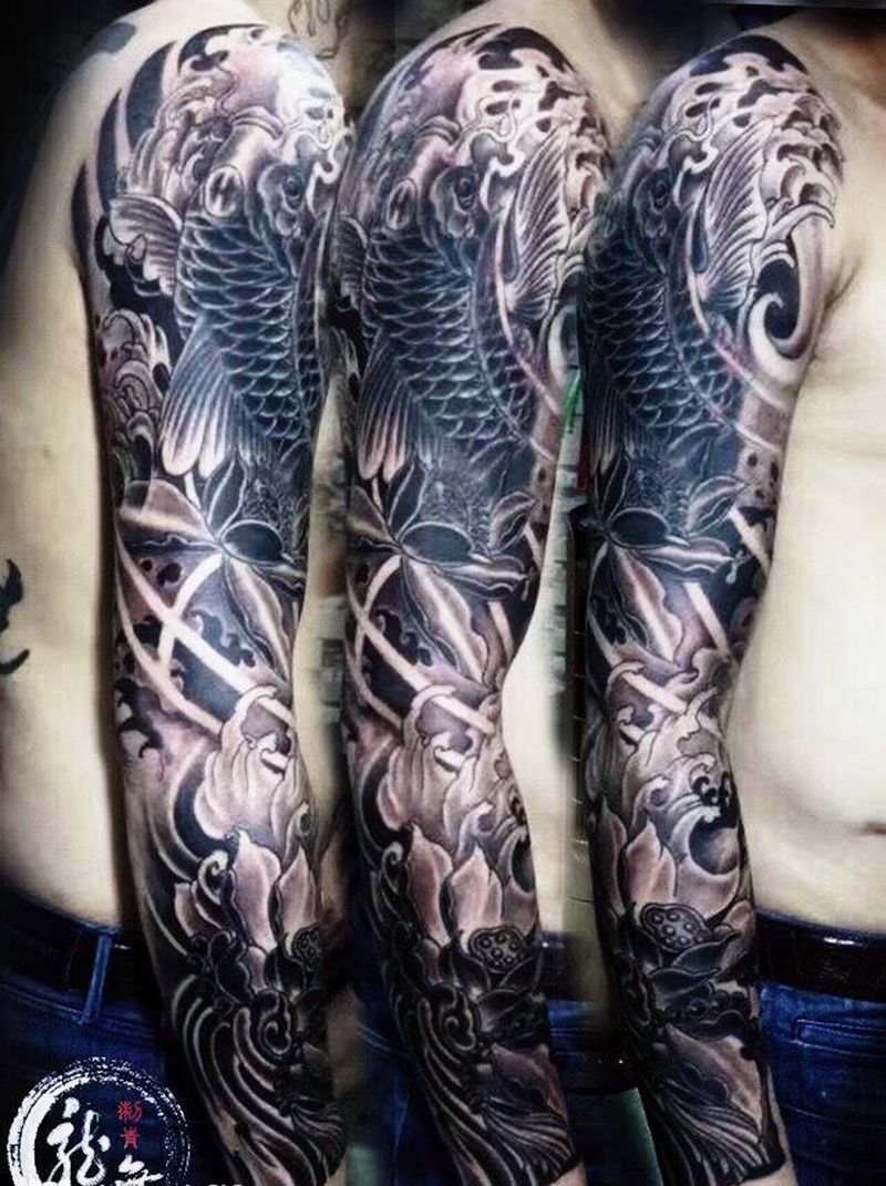 单色传统鱼·荷花半胛纹身图片_成品手臂传统动物原创纹身图案