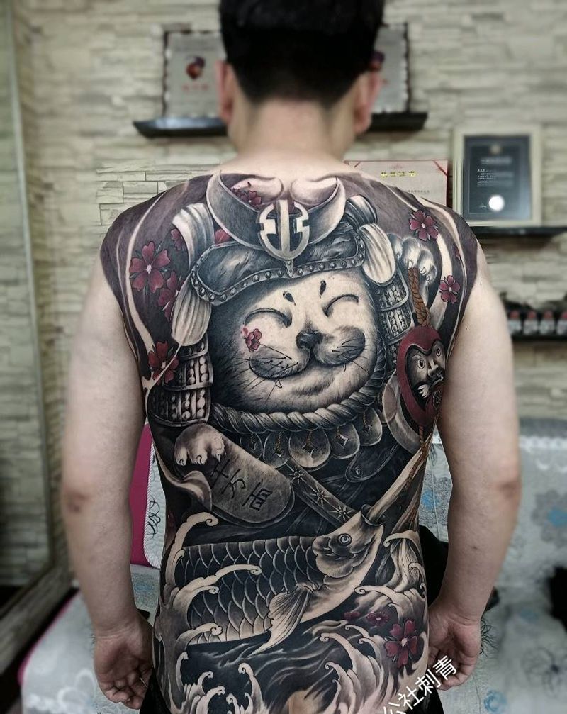 招财猫纹身图片_背部新传统纹身图案