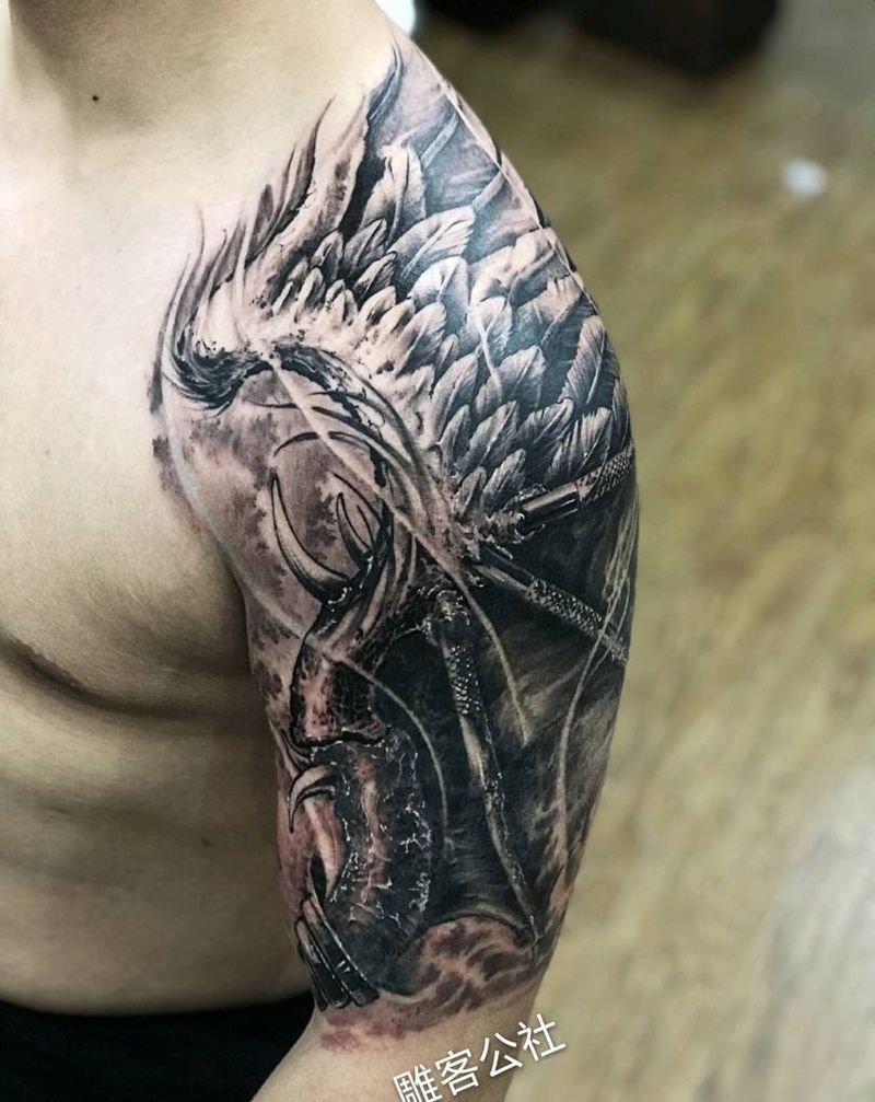 翅膀 盖疤纹身图片_手臂肩部欧美写实新传统纹身图案