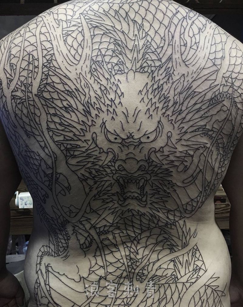 满背龙纹身图片_传统动物纹身图案
