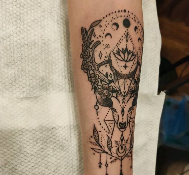 点刺麋鹿纹身图片_手部点刺纹身图案