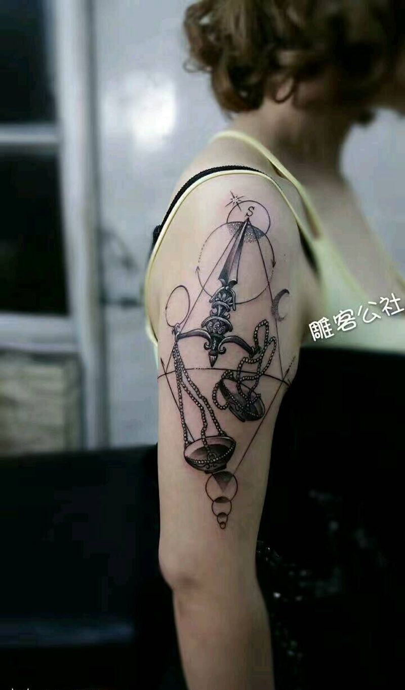 天秤座纹身图片_手臂清新几何纹身图案