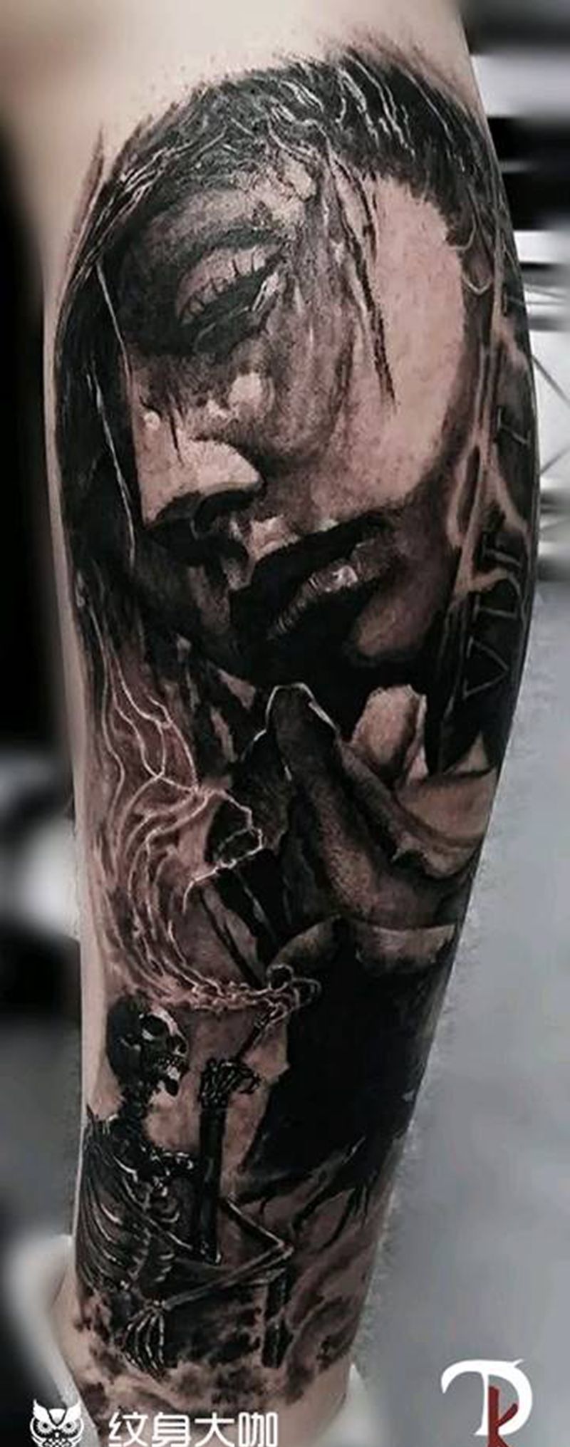 美女与骷髅纹身图片_腿部欧美写实纹身图案