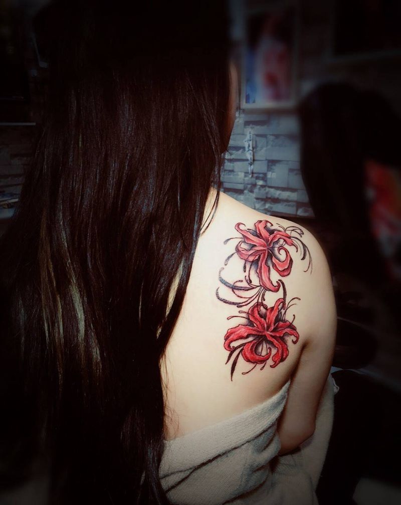 彼岸花开纹身图片_背部纹身图案