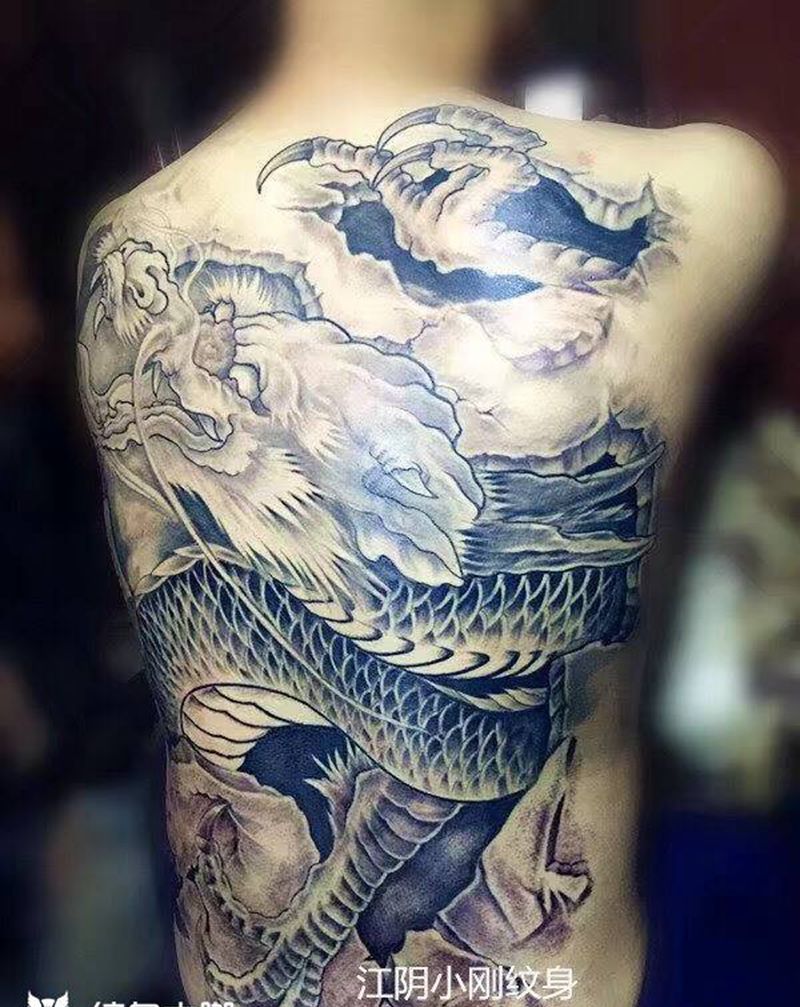 满背龙纹身图片