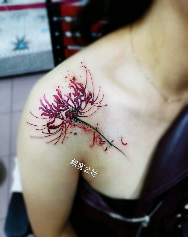 彼岸花纹身图片_肩部胸部水彩纹身图案