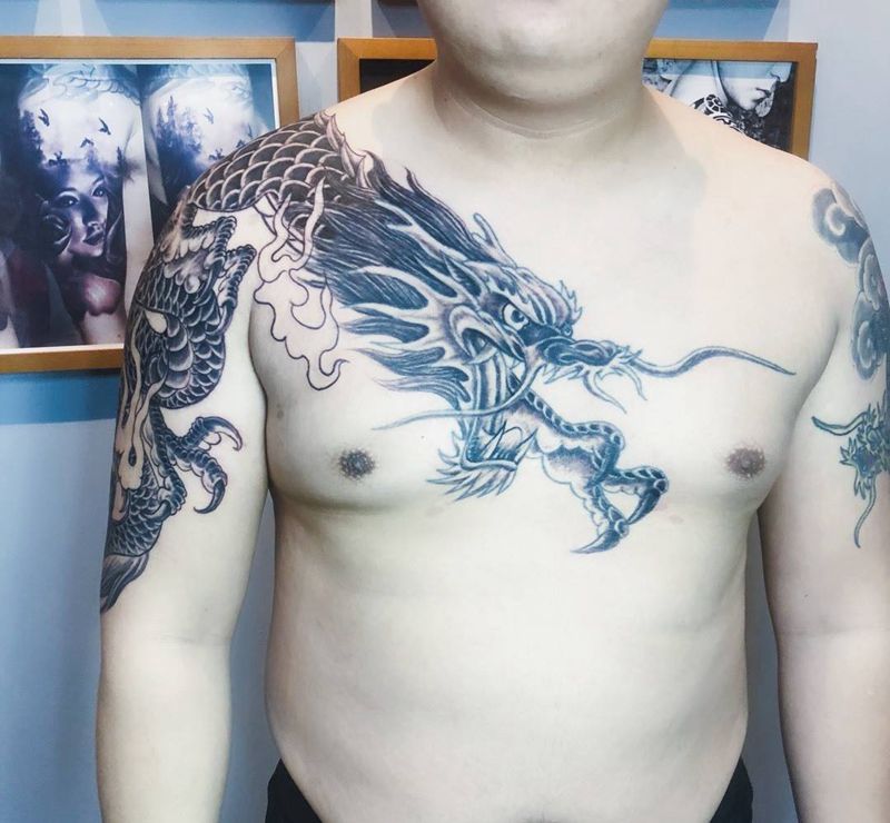 过肩龙纹身图片_手臂老传统纹身图案