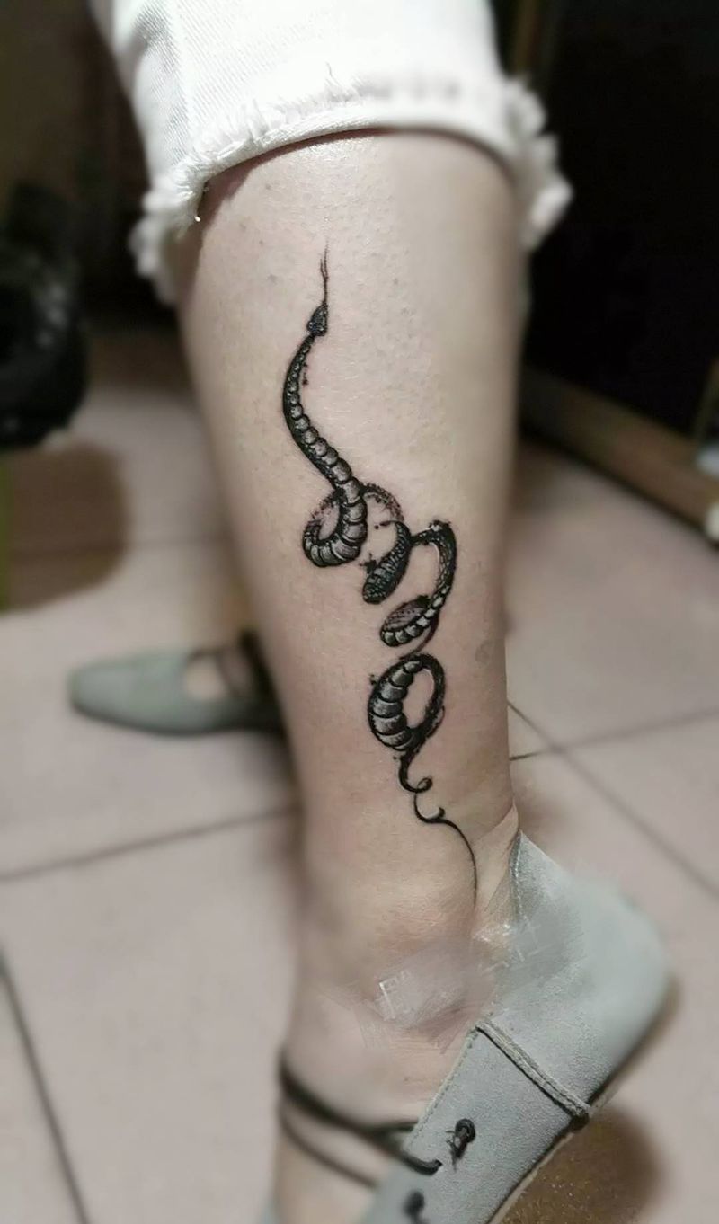 字母蛇纹身图片_腿部水彩点刺纹身图案