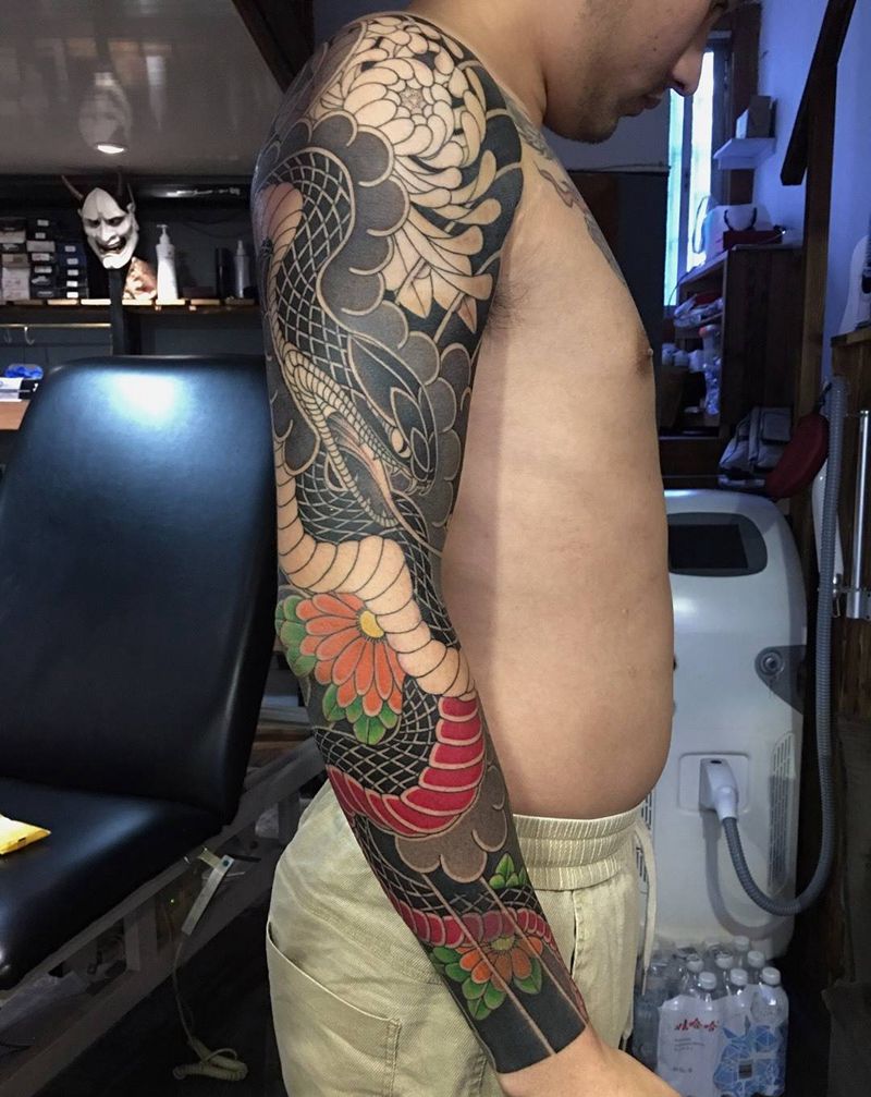 蛇菊花臂纹身图片