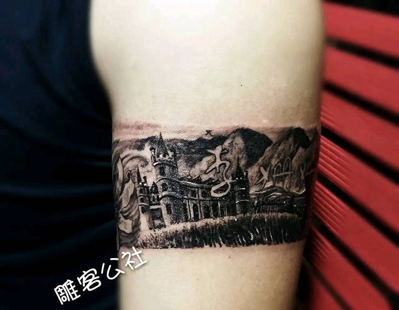 家园臂环纹身图片_手臂欧美写实纹身图案