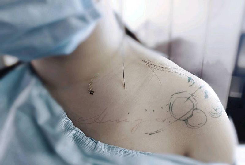 字母小水彩纹身图片_胸部水彩纹身图案