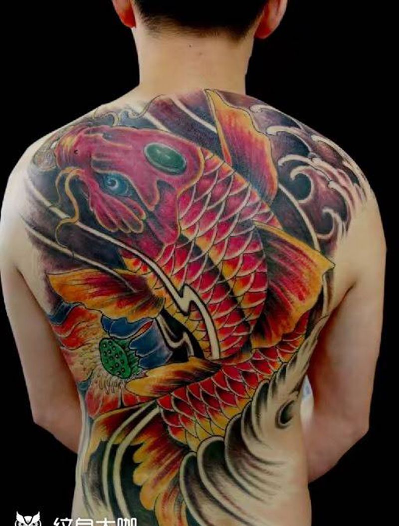 招财鱼纹身图片_背部传统纹身图案