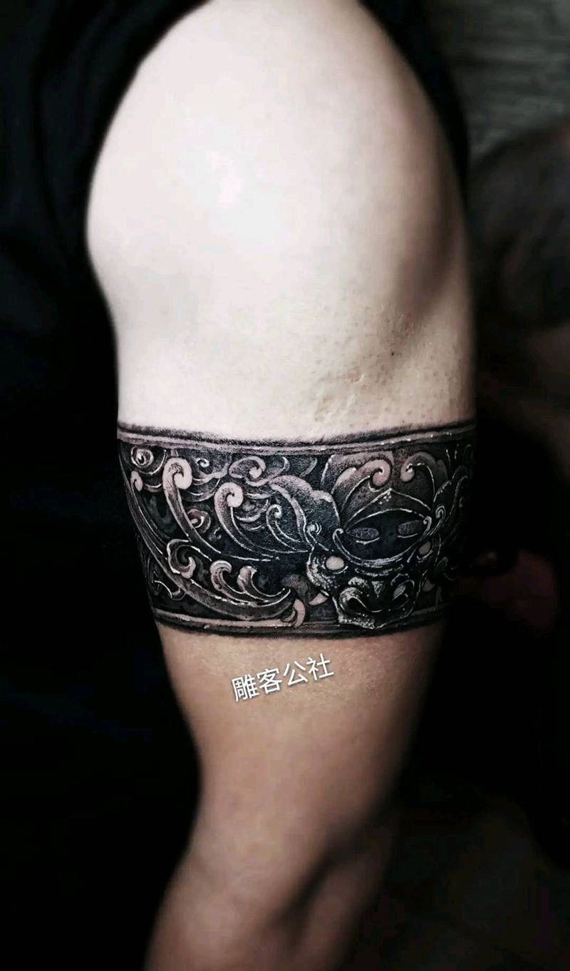 蝙蝠臂环纹身图片_手臂新传统欧美写实纹身图案