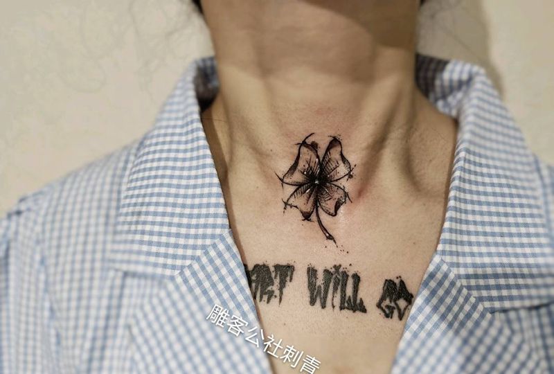 四叶草纹身图片_颈部点刺纹身图案