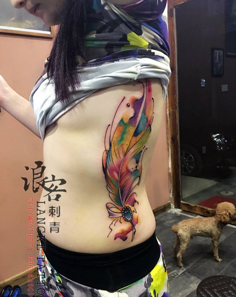 侧腰水彩羽毛纹身图片_清新欧美纹身图案