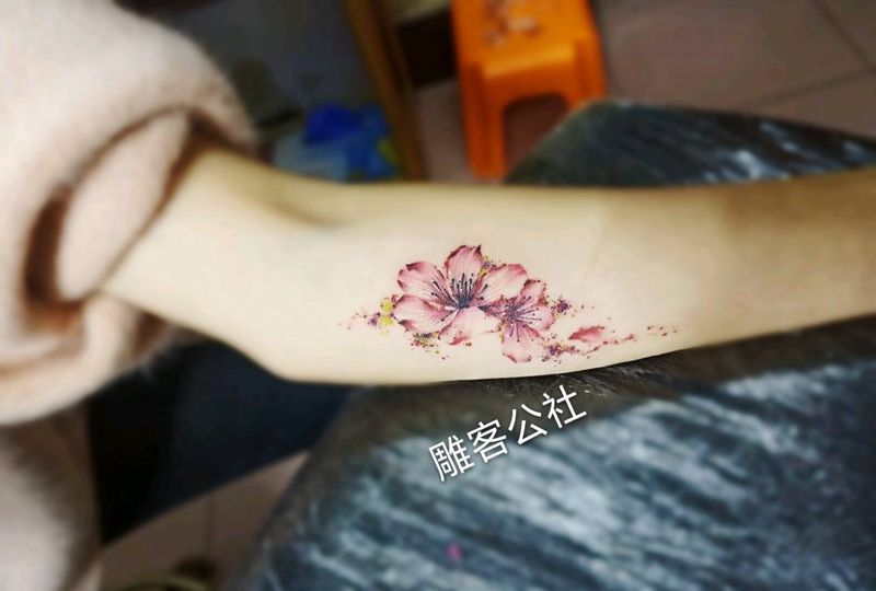 樱花纹身图片_手臂水彩纹身图案