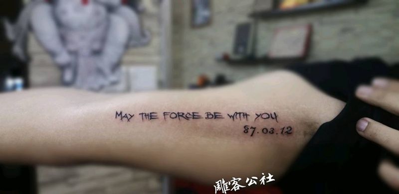 字母纹身图片_手臂点刺几何纹身图案