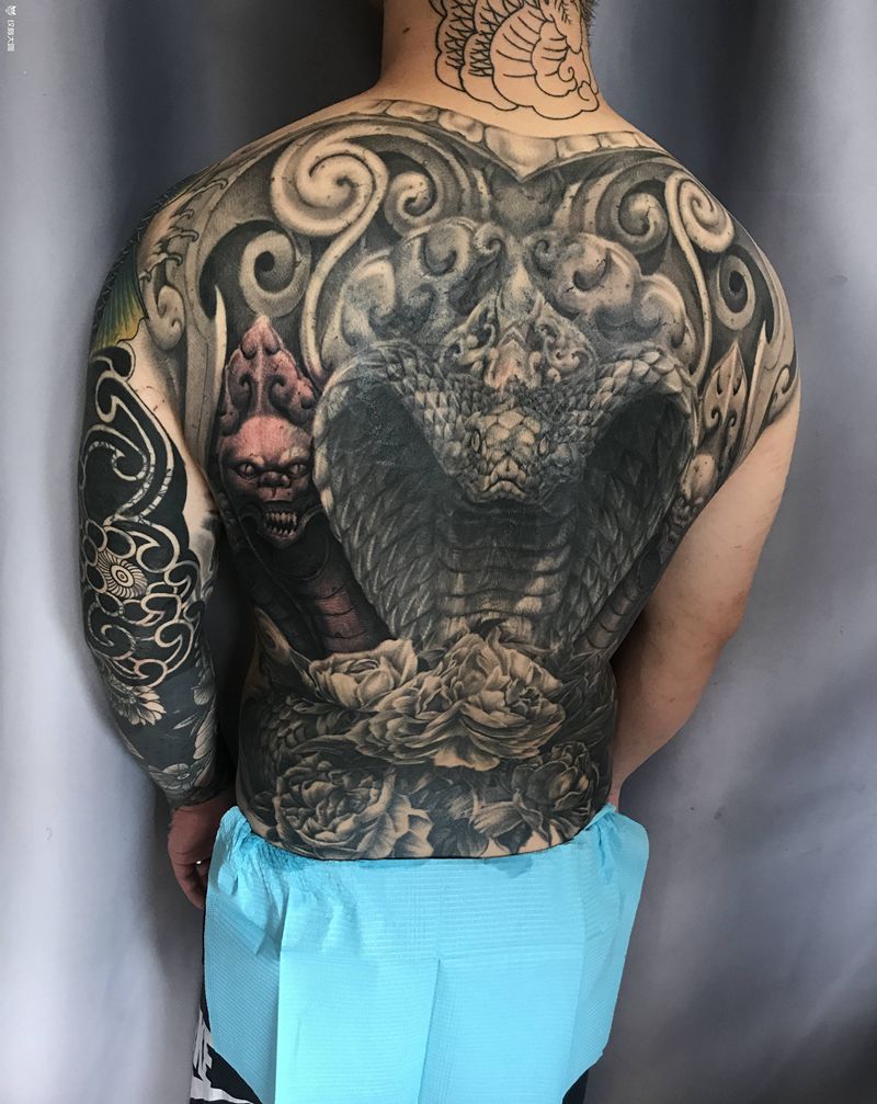 石雕满背纹身图片_背部欧美写实石雕纹身图案