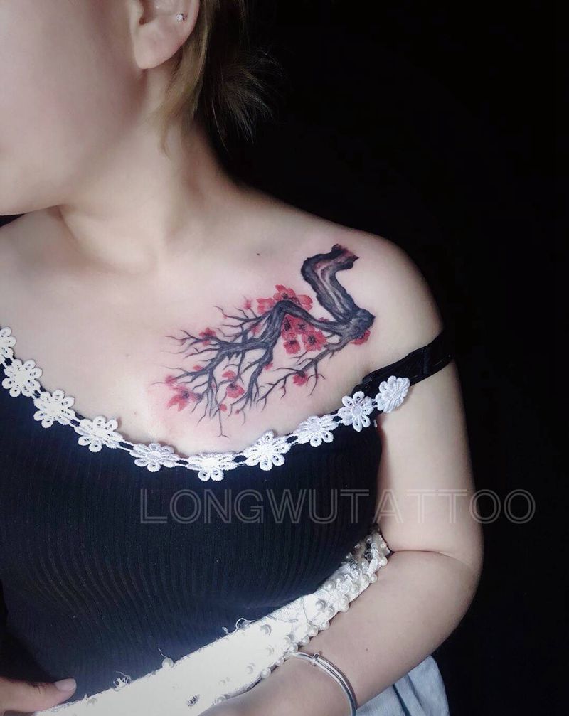 一支梅纹身图片_胸部纹身图案