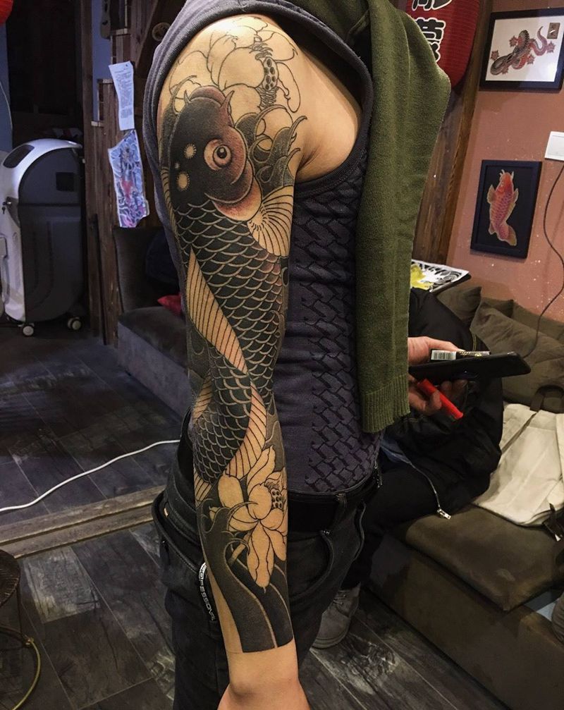 鲤鱼花臂纹身图片