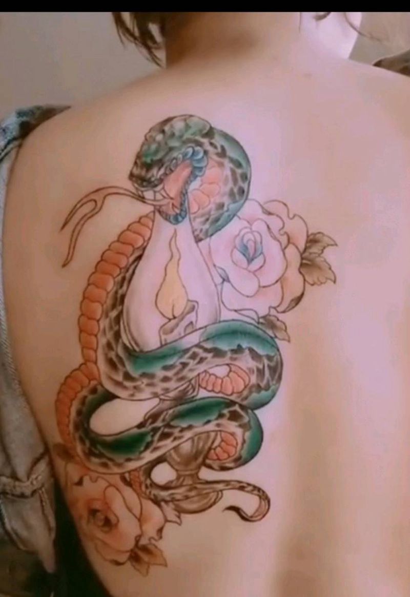 蛇纹身图片_背部新传统纹身图案