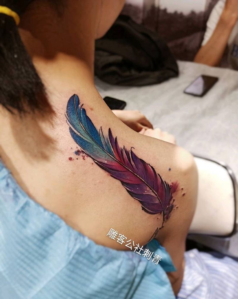 羽毛纹身图片_背部水彩纹身图案